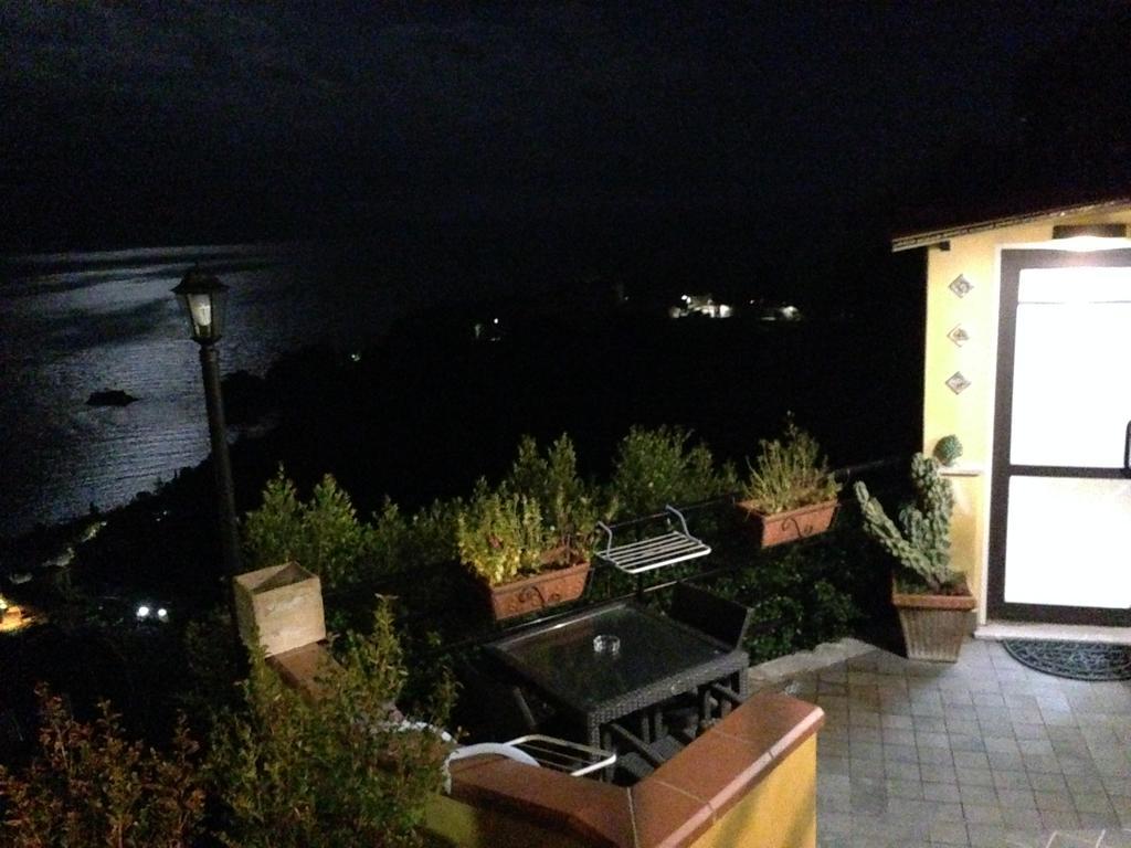 B&B La Terrazza Sul Mare Taormina Exterior foto