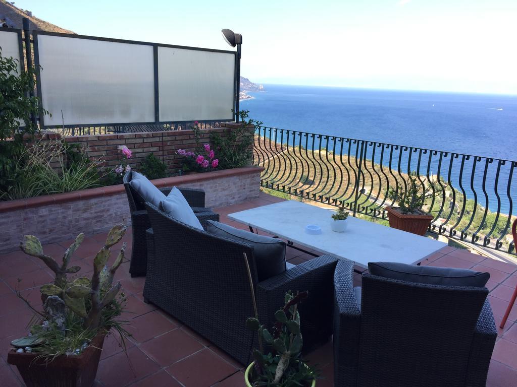 B&B La Terrazza Sul Mare Taormina Exterior foto
